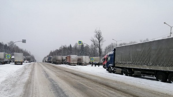 На трассе М5 из-за погоды продлили ограничения для грузовиков