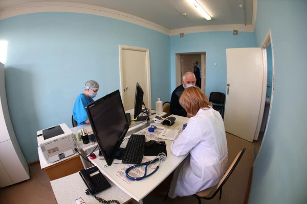 В Челябинске начали прививать от коронавируса пенсионеров старше 65 лет