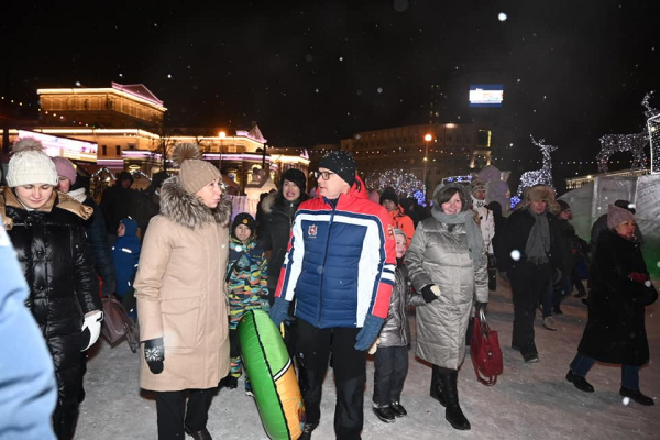 Алексей Текслер прокатил сына на челябинской горке Алексей Текслер прокатил сына на челябинской горке