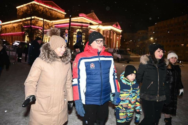 Алексей Текслер с семьей и Наталья Котова прогулялись по ледовому городку в центре Челябинска Алексей Текслер с семьей и Наталья Котова прогулялись по ледовому городку в центре Челябинска