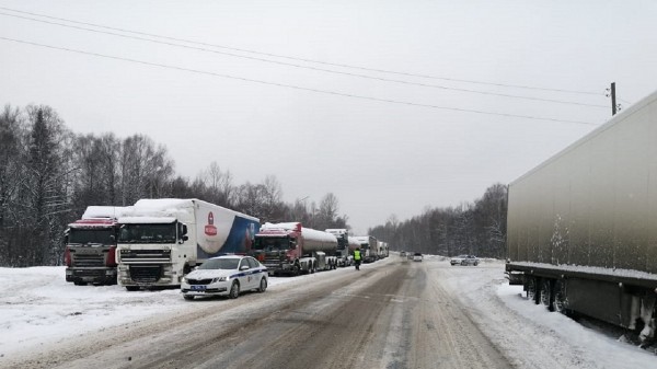 На трассе М5 из-за погоды продлили ограничения для грузовиков