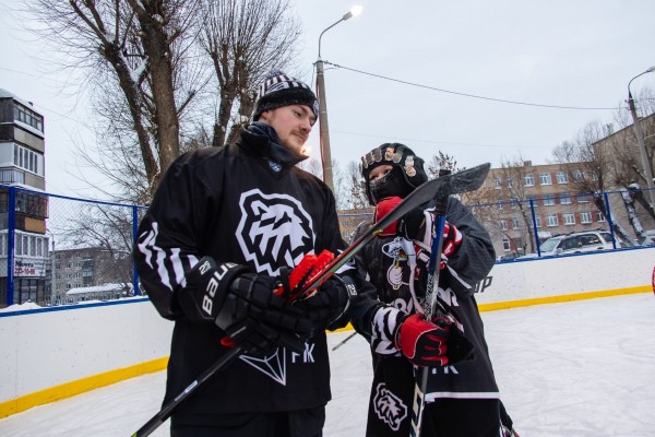 Новую ледовую площадку в Челябинске открыли звезды хоккея