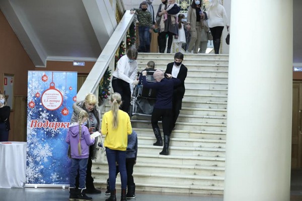 Текслер с семьей посетили особый рождественский спектакль Текслер с семьей посетили особый рождественский спектакль