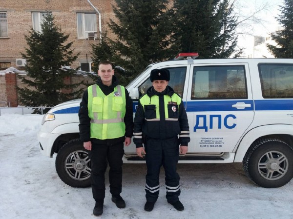 Полицейские на Урале спасли многодетную семью из горящего дома ВИДЕО