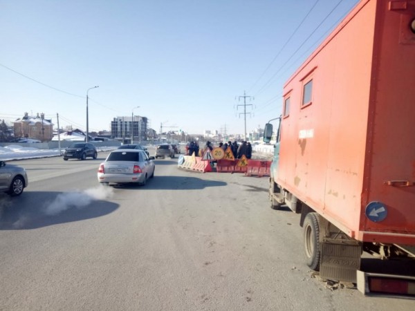 В провале дороги в Челябинске виновата нелегальная врезка в трубу