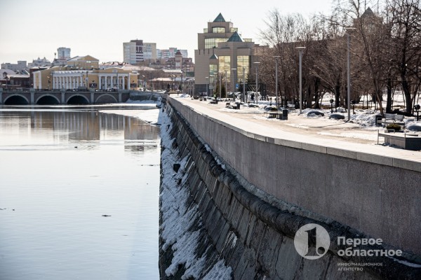 На набережной Челябинска гранит не выдержал и треснул На набережной Челябинска гранит не выдержал и треснул