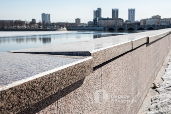 На набережной Челябинска гранит не выдержал и треснул На набережной Челябинска гранит не выдержал и треснул
