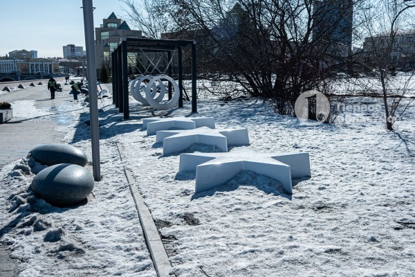 На набережной Челябинска гранит не выдержал и треснул На набережной Челябинска гранит не выдержал и треснул