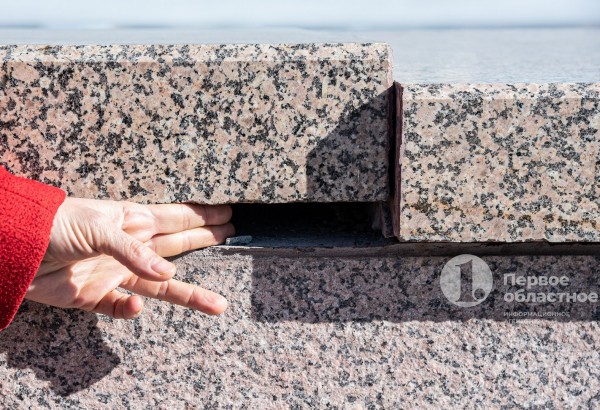 На набережной Челябинска гранит не выдержал и треснул На набережной Челябинска гранит не выдержал и треснул