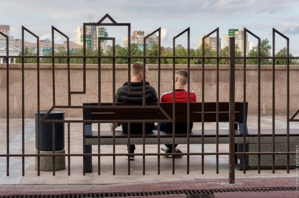 На набережной Челябинска гранит не выдержал и треснул На набережной Челябинска гранит не выдержал и треснул