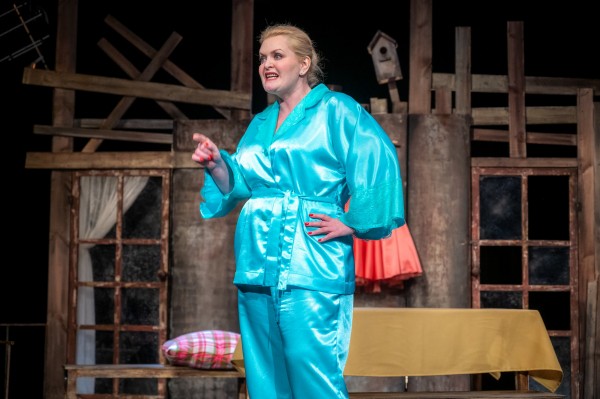 «Разве это жизнь??» В Челябинском театре драмы — премьера спектакля «Под одной крышей»