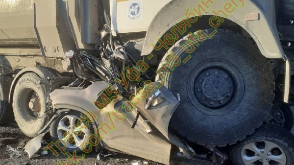 Железное месиво: фура раздавила легковушку в Челябинской области Железное месиво: фура раздавила легковушку в Челябинской области