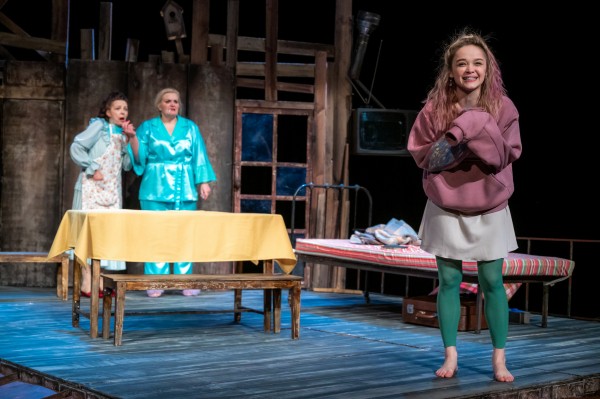 «Разве это жизнь??» В Челябинском театре драмы — премьера спектакля «Под одной крышей»