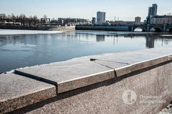 На набережной Челябинска гранит не выдержал и треснул На набережной Челябинска гранит не выдержал и треснул