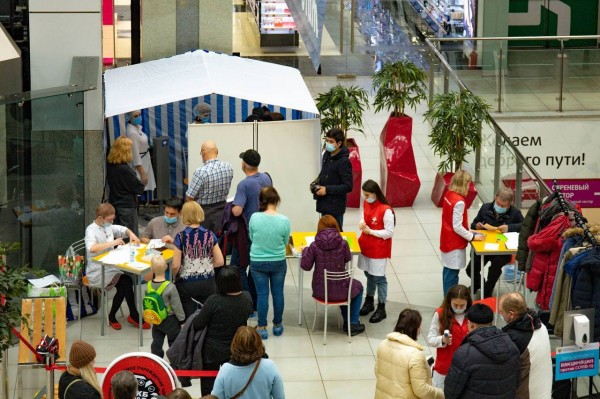 В челябинском ТГ «Алмаз» прошла первая массовая вакцинация от коронавируса