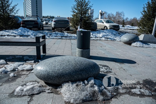 На набережной Челябинска гранит не выдержал и треснул На набережной Челябинска гранит не выдержал и треснул