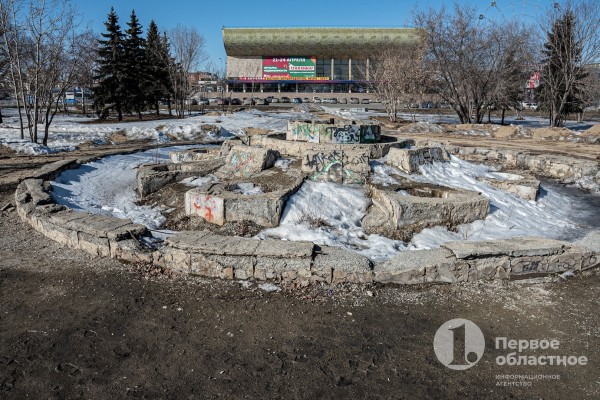 На набережной Челябинска гранит не выдержал и треснул На набережной Челябинска гранит не выдержал и треснул