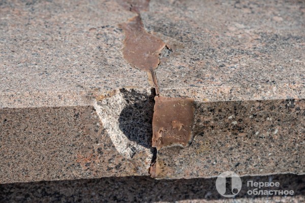 На набережной Челябинска гранит не выдержал и треснул На набережной Челябинска гранит не выдержал и треснул