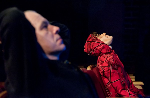 Колыбельная мироздания: в новом иммерсивном спектакле театра Ольги Пона танцоры говорят Колыбельная мироздания: в новом иммерсивном спектакле театра Ольги Пона танцоры говорят