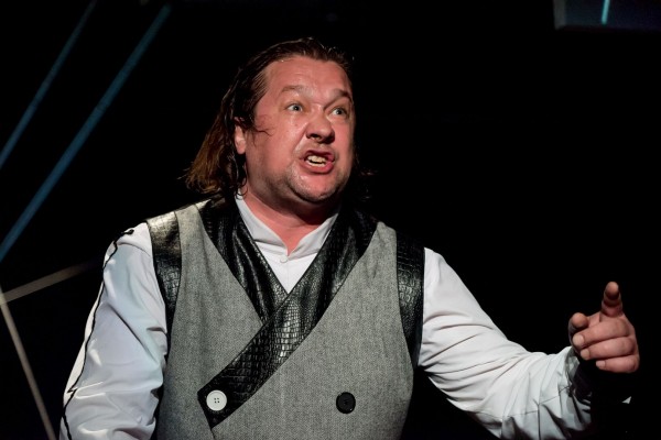 Энтропия нарастает. В Челябинском Камерном театре — премьера спектакля «Сад расходящихся тропок» Энтропия нарастает. В Челябинском Камерном театре — премьера спектакля «Сад расходящихся тропок»