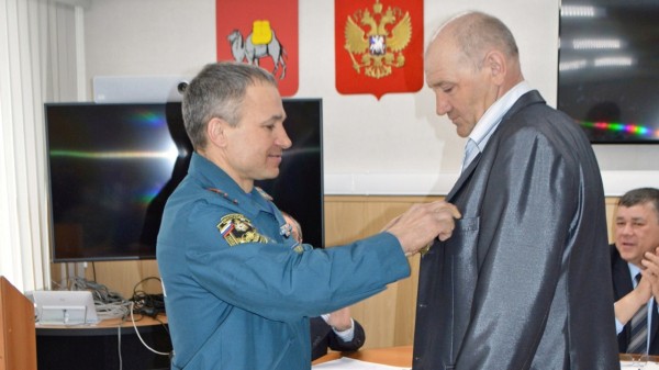 Бросился в огонь: южноуралец вынес человека из горящего дома