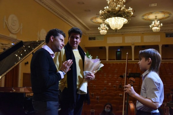 Денис Мацуев познакомился с юным челябинским скрипачом и обратился к его соседям Денис Мацуев познакомился с юным челябинским скрипачом и обратился к его соседям