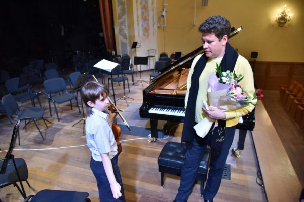 Денис Мацуев познакомился с юным челябинским скрипачом и обратился к его соседям Денис Мацуев познакомился с юным челябинским скрипачом и обратился к его соседям