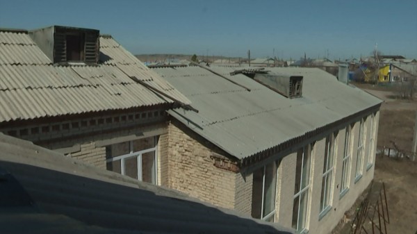 Проблемы с кровлей: на Южном Урале отремонтируют школу, которой полвека Проблемы с кровлей: на Южном Урале отремонтируют школу, которой полвека