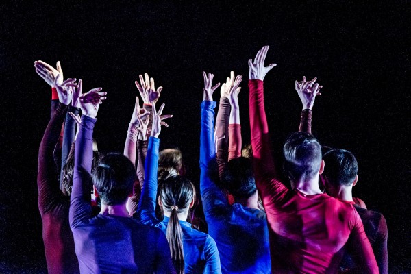 Колыбельная мироздания: в новом иммерсивном спектакле театра Ольги Пона танцоры говорят Колыбельная мироздания: в новом иммерсивном спектакле театра Ольги Пона танцоры говорят