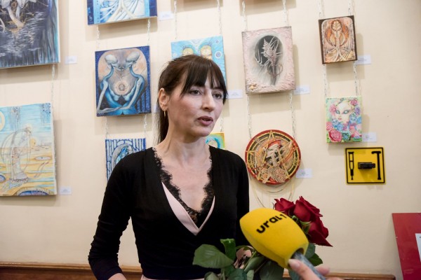 В Челябинском Камерном театре на космических картинах задекорировали откровенные детали