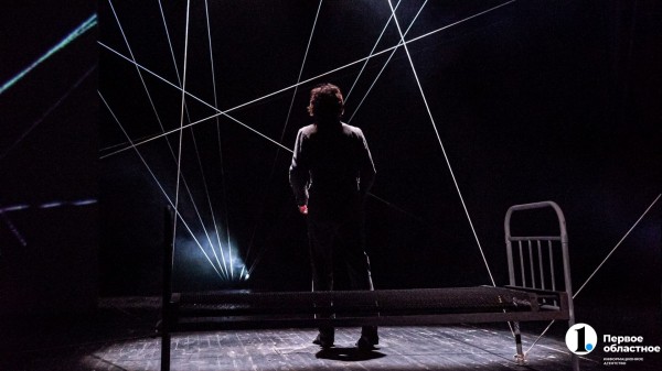 Энтропия нарастает. В Челябинском Камерном театре — премьера спектакля «Сад расходящихся тропок» Энтропия нарастает. В Челябинском Камерном театре — премьера спектакля «Сад расходящихся тропок»