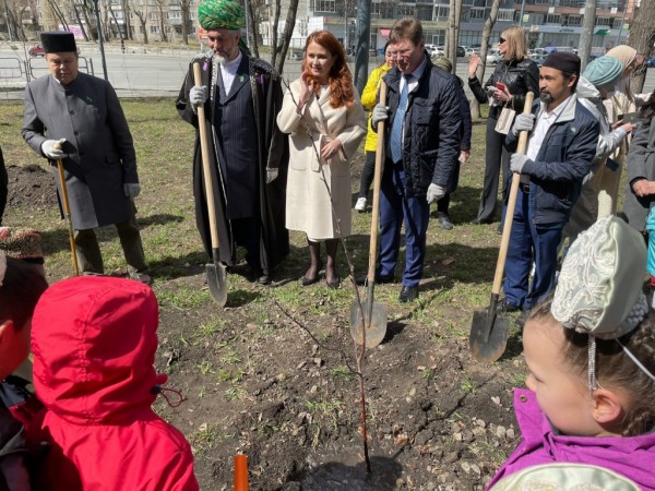 В Челябинске у памятника Габдулле Тукаю посадили яблони