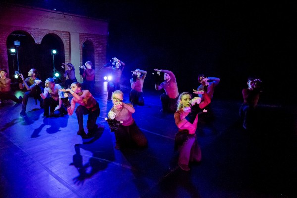 Колыбельная мироздания: в новом иммерсивном спектакле театра Ольги Пона танцоры говорят Колыбельная мироздания: в новом иммерсивном спектакле театра Ольги Пона танцоры говорят