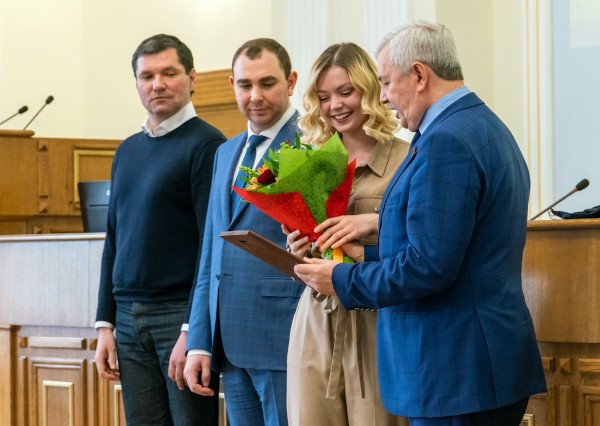Благополучие жителей и красота городов. В Челябинске наградили представителей молодежных парламентов