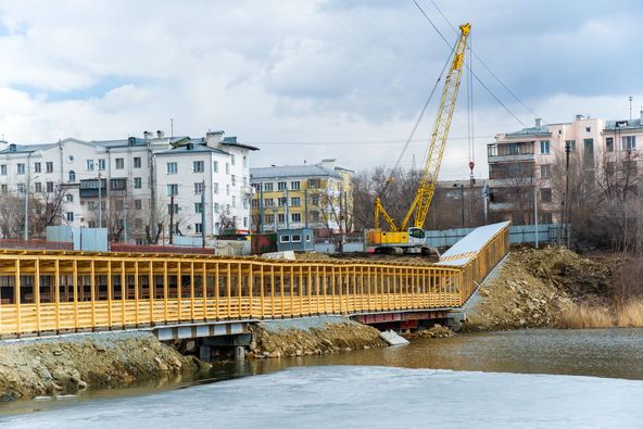 В Челябинске завершается обустройство временной пешеходной зоны у Ленинградского моста