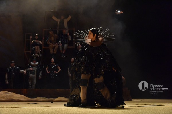 «Тень» Шварца в Челябинском драмтеатре: Metallica, стимпанк и немножко Дали «Тень» Шварца в Челябинском драмтеатре: Metallica, стимпанк и немножко Дали