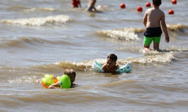 В Челябинске официально открыли купальный сезон В Челябинске официально открыли купальный сезон