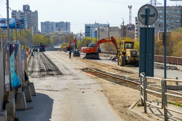 В Челябинске закрыли движение по Ленинградскому мосту