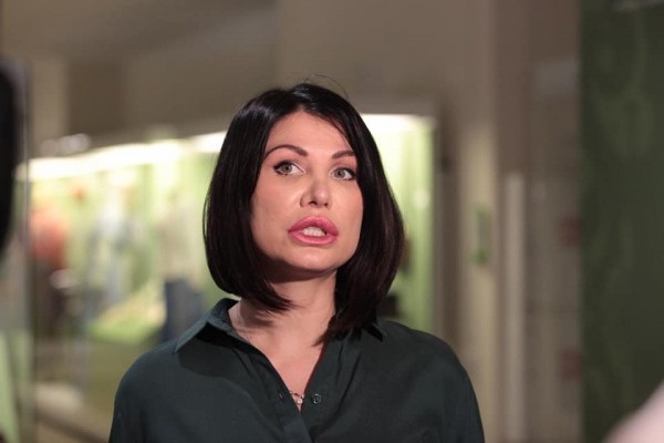 Ирина Текслер подарила челябинскому музею монету Екатерины Второй