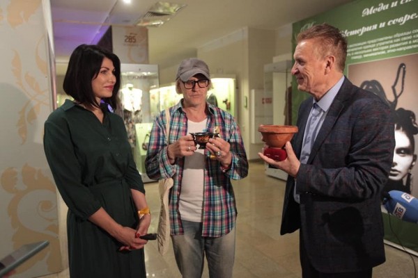 Ирина Текслер подарила челябинскому музею монету Екатерины Второй