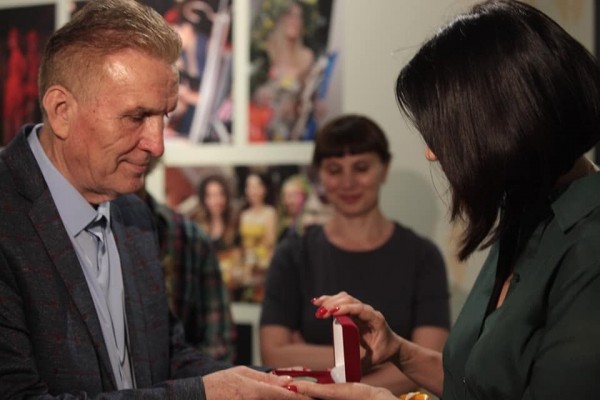 Ирина Текслер подарила челябинскому музею монету Екатерины Второй