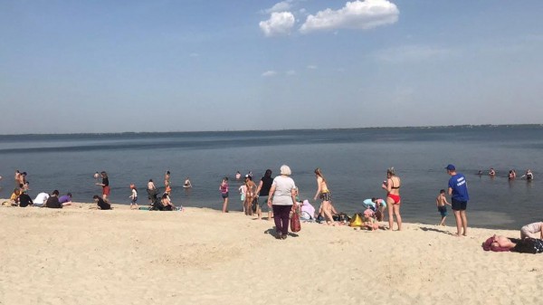 Жгучий май: на пляжах в Челябинске начали дежурить спасатели