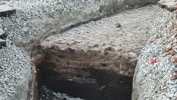 Фрагмент мощения бывшей Соборной площади обнаружили в центре Челябинска