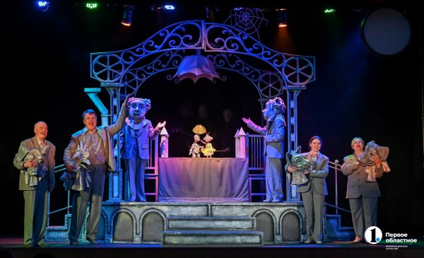 Как Чуковский свалился с неба: в Челябинском театре кукол сыграли премьеру мюзикла «Бибигон»