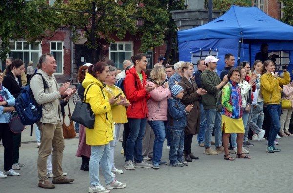 В джаз-параде на Кировке приняли участие музыканты, дети и кот В джаз-параде на Кировке приняли участие музыканты, дети и кот