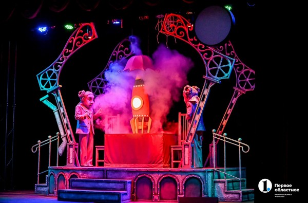 Как Чуковский свалился с неба: в Челябинском театре кукол сыграли премьеру мюзикла «Бибигон»