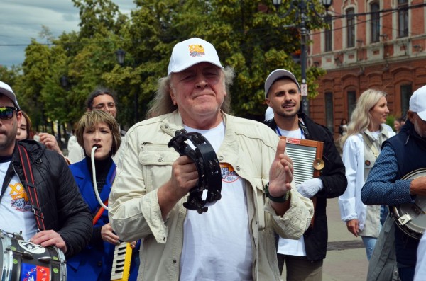 В джаз-параде на Кировке приняли участие музыканты, дети и кот В джаз-параде на Кировке приняли участие музыканты, дети и кот