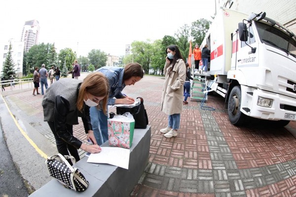 В Челябинске начали массово прививать от коронавируса будущих врачей 