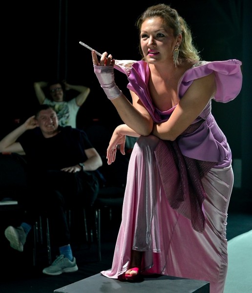 Премьера в Челябинском Молодежном театре: человек имеет право быть дебилом