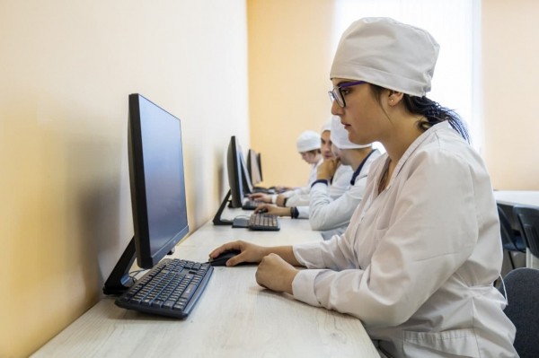 Молодые фельдшера идут в больницы Челябинской области Молодые фельдшера идут в больницы Челябинской области